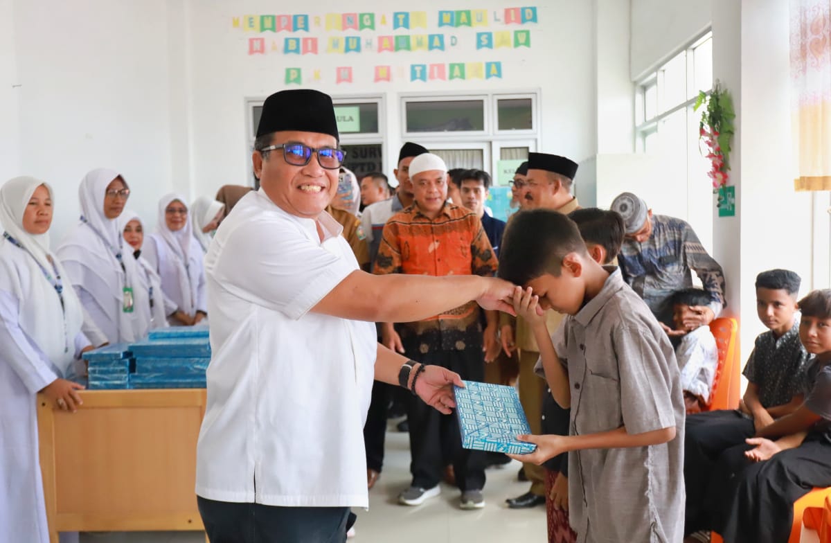 Dikunjungi Pj Bupati Pidie, 100 Anak Yatim dan Miskin di Mutiara dan Mutim Disunat Massal Gratis