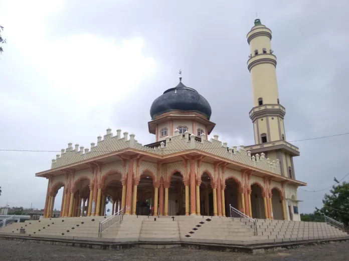 Masjid Poe Teumeureuhom, Busu