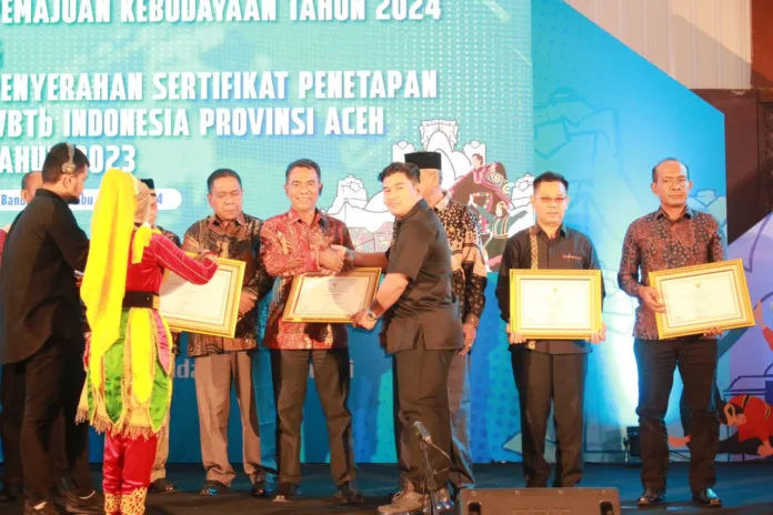 Sekretaris Daerah (Sekda), Drs. Samsul Azhar, mewakili Pj Bupati Pidie, Ir. Wahyudi Adisiswanto, M.Si., menghadiri acara Penutupan Konsorsium Pemajuan Kebudayaan Aceh Tahun 2024, di Hermes Hotel Banda Aceh