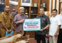 Pemerintah Kabupaten Pidie menerima penyerahan Zakat atas Laba/Penghasilan serta Deviden atas Laba Bank Aceh Tahun Buku 2025 Bupati Pidie, H. Sarjani Abdullah, MH yang didampingi Kepala Badan Pengelolaan Keuangan Kabupaten (BPKK ) Pidie, Teuku Hendra Hidayat Yoga, S.STP., M.Ec, Dev serta Plt Sekretaris Baitul Mal Pidie, Basri, S.Pd., M.Pd, di Pendopo Bupati Pidie pada Senin (3/8/2026).