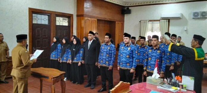 Bupati Pidie H. Sarjani Abdullah, M.H., melantik dan mengambil sumpah sejumlah Pejabat Struktural dan Pejabat Fungsional di lingkungan Pemerintah Kabupaten Pidie, Senin (10/08/2026), yang berlangsung di Ruang Kerja Bupati Pidie