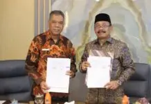 Bupati Pidie Gandeng DJKN Aceh untuk Optimalkan Aset Daerah Bupati Pidie H. Sarjani Abdullah (kanan) bersama Kepala Kanwil DJKN Aceh Rachmat Kurniawan (kiri) menunjukkan dokumen Perjanjian Kerja Sama terkait pengelolaan Barang Milik Daerah (BMD) usai penandatanganan di Pendopo Bupati Pidie, Kamis (13/8/2026).