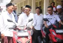 Sarjani Abdullah Serahkan 97 Motor untuk Imum Mukim se-Kabupaten Pidie Bupati Pidie, H. Sarjani Abdullah, M.H. (tengah), didampingi Wakil Bupati Pidie, Alzaizi (kanan berseragam), saat berdialog dan menyerahkan secara simbolis bantuan sepeda motor operasional Honda Vario kepada perwakilan Imum Mukim di Halaman Tengah Kantor Bupati Pidie, Rabu (19/08/2026).